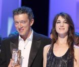 Charlotte Gainsbourg, présidente de la cérémonie des Césars en 2009 avec les lauréats du prix d'interprétation Vincent Cassel et Yolande Moreau 