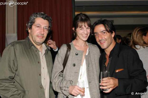 Charlotte Gainsbourg entourée d'Alain Chabat et Yvan Attal pour la première de Ils se marièrent et eurent beaucoup d'enfants en 2004