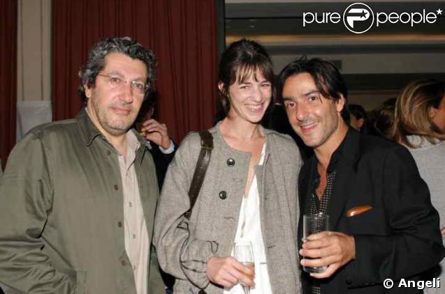 Charlotte Gainsbourg entourée d'Alain Chabat et Yvan Attal pour la première de Ils se marièrent et eurent beaucoup d'enfants en 2004 