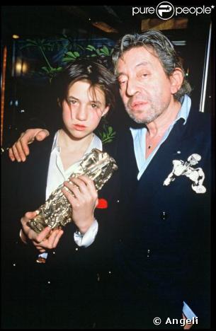Charlotte Gainsbourg et Serge Gainsbourg, tenant son César du meilleur espoir pour L'Effrontée en 1986 