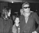 Charlotte Gainsbourg entourée de sa belle-mère Bambou et de son père Serge Gainsbourg en 1982 