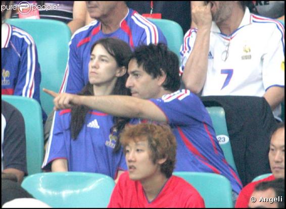 Charlotte Gainsbourg et Yvan Attal lors d'un match de foot de la coupe du monde en 2006