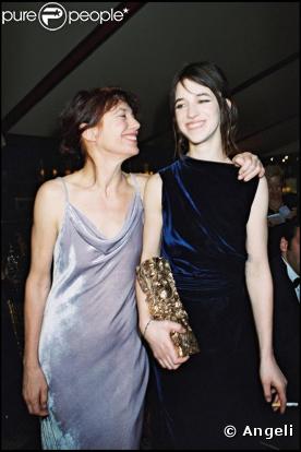 Charlotte Gainsbourg tenant son César et sa mère Jane Birkin lors de la cérémonie en 2000