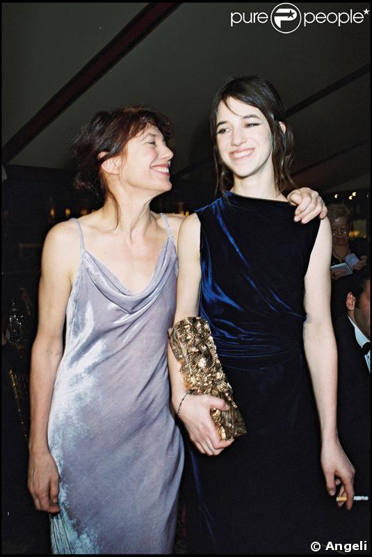 Charlotte Gainsbourg tenant son César et sa mère Jane Birkin lors de la cérémonie en 2000 