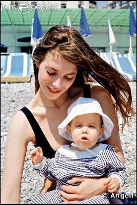 Charlotte Gainsbourg dans les bras de sa mère Jane Birkin à Nice en 1972