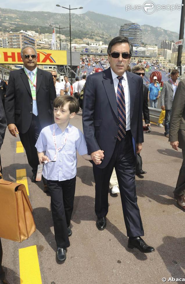 http://static1.purepeople.com/articles/3/31/98/3/@/220823-francois-fillon-et-son-fils-arnaud-au-637x0-1.jpg