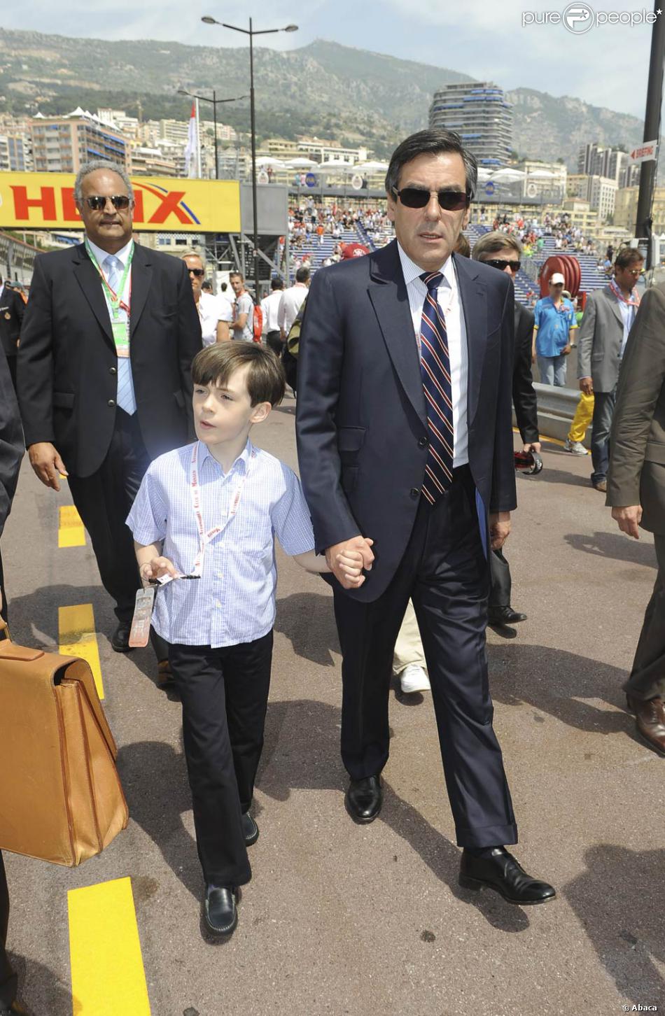 http://static1.purepeople.com/articles/3/31/98/3/@/220823-francois-fillon-et-son-fils-arnaud-au-950x0-1.jpg