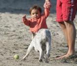 Matthew McConaughey avec sa compagne Camilla Alves et leur fils Levi sur une plage de Malibu le 25 mai 2009