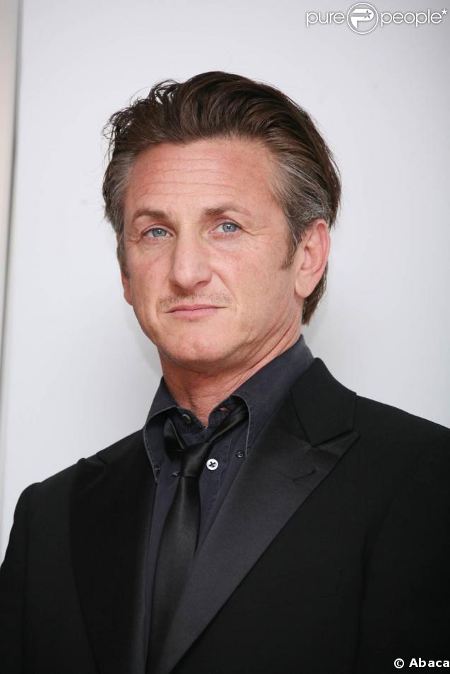 Sean Penn est en plein divorce avec Robin Wright ! C'est maman Eileen qui ne doit pas être contente !  
