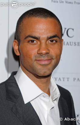 Eh oui, Tony Parker est un beau métisse ! Et sa mère n'est autre qu'une blonde aux yeux bleus.
