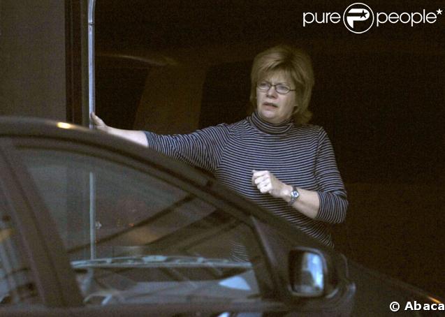 Carla est une mère très présente pour sa fille et sa petite fille qui viennent de subir un grand malheur. 