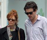 Susan Sarandon se promène avec son fils, Jack Henry dans West Village à New-York le 26 mai 2009