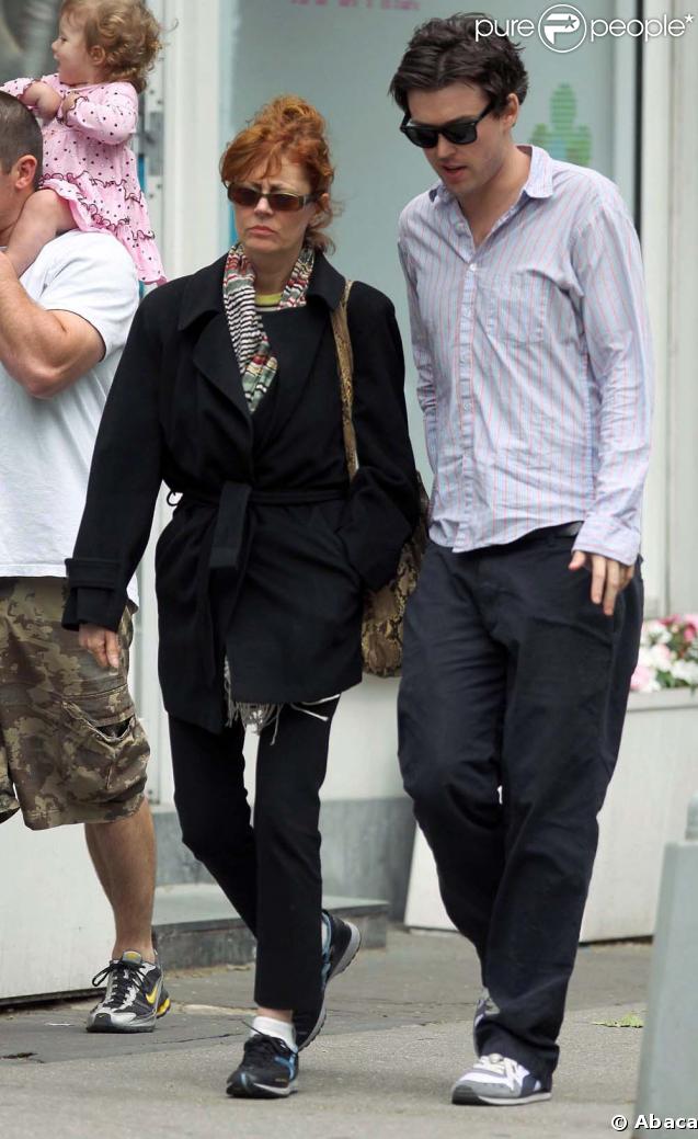 Susan Sarandon se promène avec son fils, Jack Henry dans West Village à New-York le 26 mai 2009