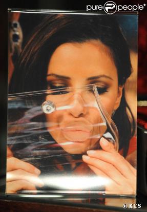 Eva Longoria customise un sac avec... un bisous !