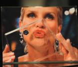 Nicollette Sheridan customise un sac avec... un bisous !