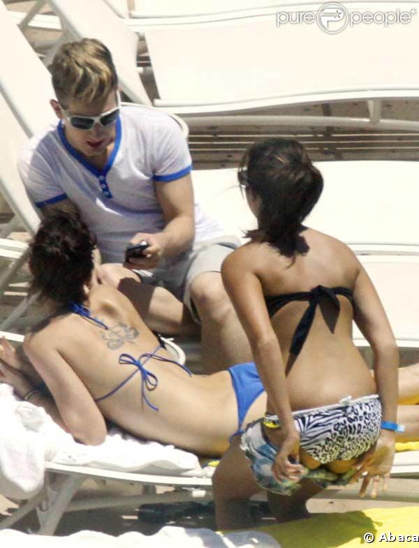 Ashley Tisdale se relaxe à Miami avec ses amis