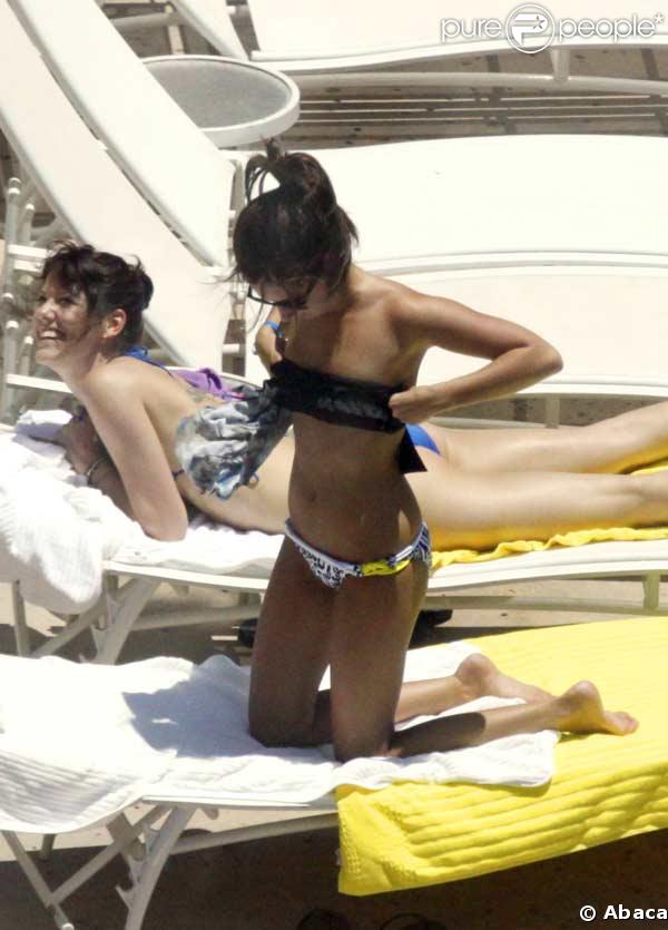 Ashley Tisdale se relaxe à Miami avec ses amis