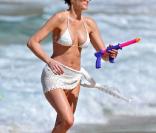 Stephanie Seymour opte pour le paréo, même si comme vous pouvez le constater elle n'en a vraiment pas besoin ! 