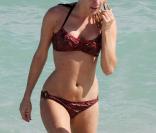 Chloe Sevigny, totalement humide et sexy dans son bikini bordeau à Miami beach ! 