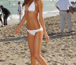 Miranda Kerr a misé sur le blanc pour faire ressortir son teint couleur soleil ! C'est magnifique ! 