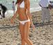 Miranda Kerr a misé sur le blanc pour faire ressortir son teint couleur soleil ! C'est magnifique ! 