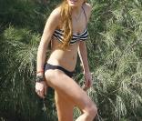 Lindsay Lohan a choisi de porter un bikini dépareillé très tendance : rayé en haut, uni en bas ! 