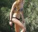 Lindsay Lohan a choisi de porter un bikini dépareillé très tendance : rayé en haut, uni en bas ! 