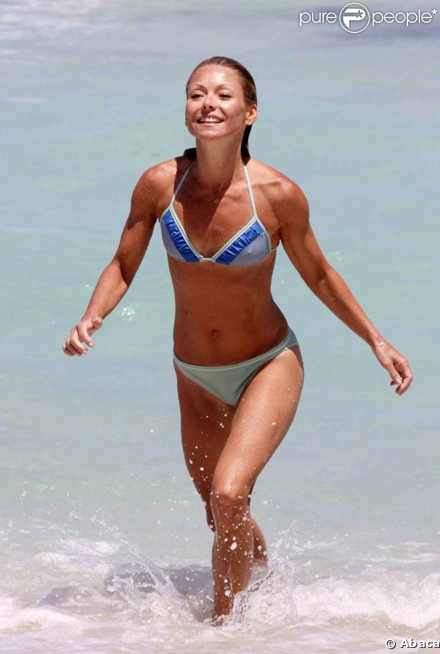 La très svelte Kelly Ripa, profite souvent de la plage et du soleil à Miami... Dans son joli maillot vert d'eau et bleu roi, elle fait tourner des têtes ! 