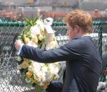 Le Prince Harry en visite officielle à New-York. Vendredi, il a déposé une gerbe de fleurs sur le site Ground Zero (ancien emplacement des Tours jumelles) 