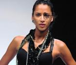 La topissime Noémie Lenoir en défilé... c'est très très beau !