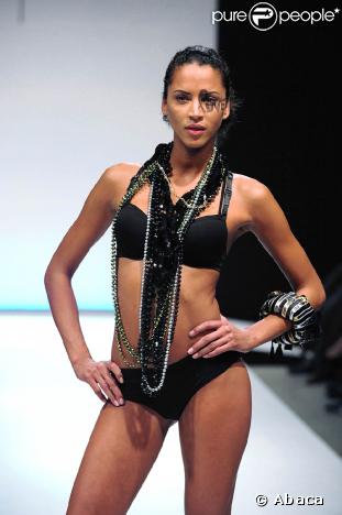 La topissime Noémie Lenoir en défilé... c'est très très beau !