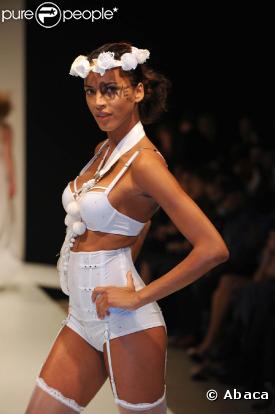 La topissime Noémie Lenoir en défilé lingerie... c'est splendide !