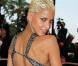 La topissime Noémie Lenoir sur tapis rouge, nous montre son meilleur profil... et c"est très très beau !