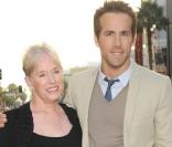 Ryan Reynolds présente  The Proposal  au El Capitan de Beverly Hills, accompagné par sa mère 