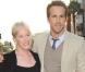 Ryan Reynolds présente The Proposal au El Capitan de Beverly Hills, accompagné par sa mère
