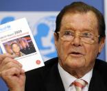 Roger Moore présente un rapport UNICEF sur l'exploitation sexuelle des enfants, en Allemagne