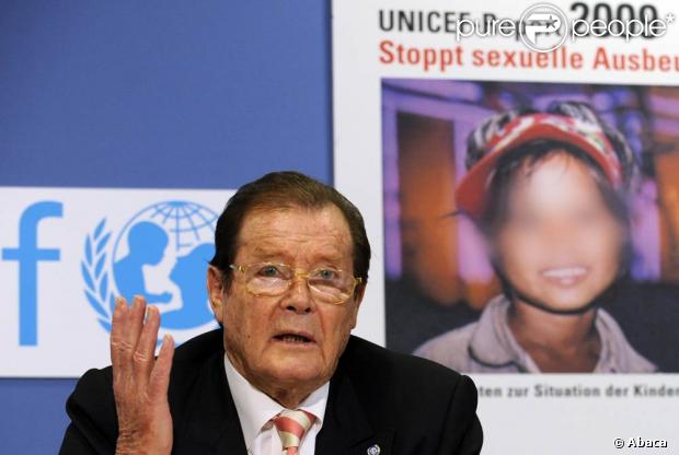 Roger Moore présente un rapport UNICEF sur l'exploitation sexuelle des enfants, en Allemagne