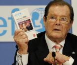 Roger Moore présente un rapport UNICEF sur l'exploitation sexuelle des enfants, en Allemagne