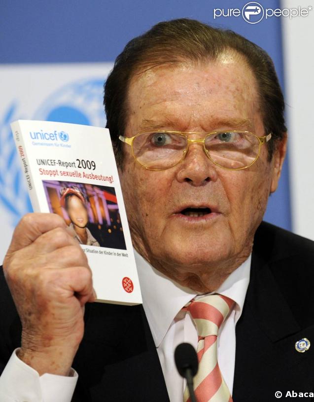 Roger Moore présente un rapport UNICEF sur l'exploitation sexuelle des enfants, en Allemagne