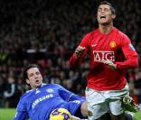 Cristiano Ronaldo, adversaire de Juliano Belletti (en bleu) sur le terrain, sort avec sa soeur