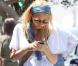 Nicole Richie fidèle à son look bohème chic est parfaite avec son jean gris chiné et sa besace à franges
