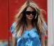 Elle Macpherson sublime en top turquoise et pantalon crème à la sortie de son domicile