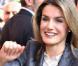 Letizia d'Espagne parfaite dans un ensemble gris irisé et des sandales ouvertes