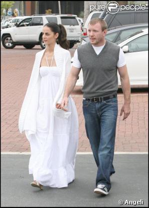 Guy Ritchie et une mystérieuse brune en balade à Malibu...