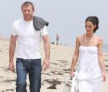 Guy Ritchie et une mystérieuse brune en balade à Malibu...