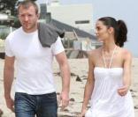Guy Ritchie et une mystérieuse brune en balade à Malibu...