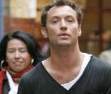 Jude Law en plein séance drague à Londres...