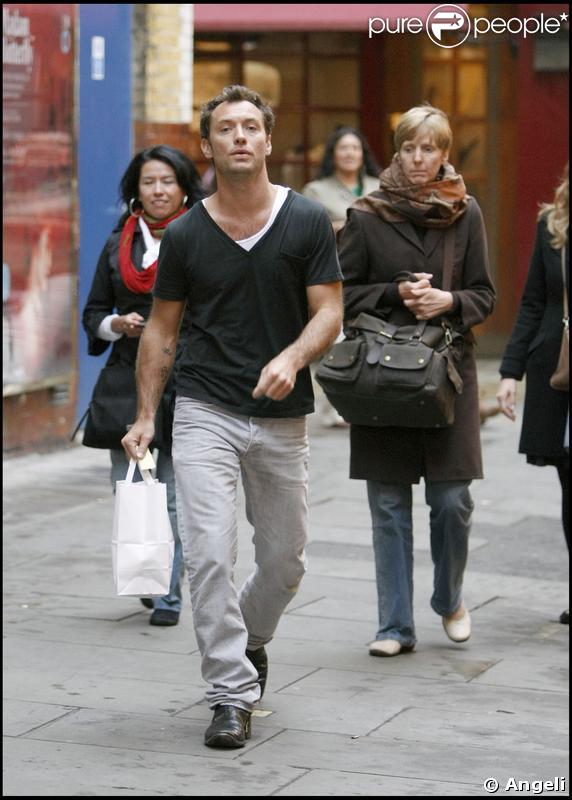 Jude Law en plein séance drague à Londres...