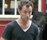 Jude Law en plein séance drague à Londres...