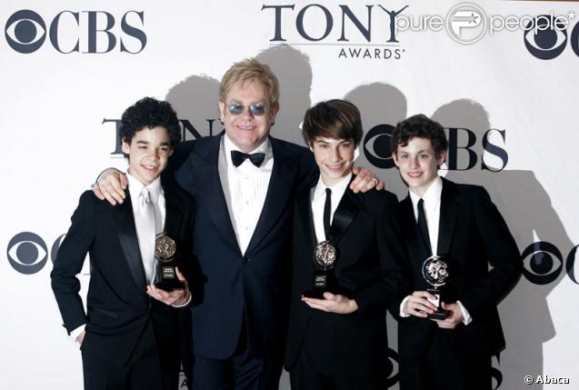    David Alvarez, Elton John, Kiril Kulish et Trent Kowalik lors des Tony Awards le 7 juin 2009 à New York    